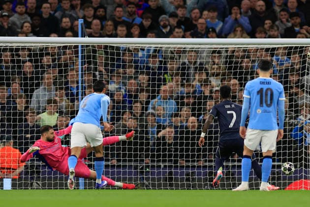 Manchester City v Real Madrid, Champions League Vinicius Junior (7) of Real Madrid scores a penalty to make it 0-1 during the Champions League match between Manchester City and Real Madrid at the Etihad Stadium, Manchester, UK on 17 March 2026. Manchester Etihad Stadium Manchester UK Editorial use only , Copyright: xConorxMolloyx PSI-23911-0032