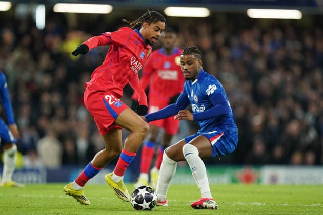 Chelsea v Paris Saint-Germain, UEFA Champions League Bradley Barcola of Paris Saint-Germain and Jorrel Hato of Chelsea battling for the ball during the Chelsea v Paris Saint-Germain UEFA Champions League, Round of 16, 2nd Leg match at Stamford Bridge, London, England on 17 March 2026 Credit: Dylan Hepworth Every Second Media Editorial use only. All images are copyright Every Second Media Limited. No images may be reproduced without prior permission. Copyright: xIMAGO EveryxSecondxMediax ESM-1863-0025 DylanxHepworthx xEveryxSecondxMediax