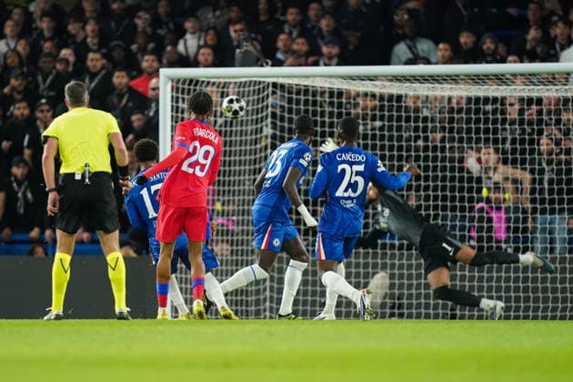 Chelsea v Paris Saint-Germain, UEFA Champions League Bradley Barcola of Paris Saint-Germain scoring his goal to make it 0-2 during the Chelsea v Paris Saint-Germain UEFA Champions League, Round of 16, 2nd Leg match at Stamford Bridge, London, England on 17 March 2026 Credit: Dylan Hepworth Every Second Media Editorial use only. All images are copyright Every Second Media Limited. No images may be reproduced without prior permission. Copyright: xIMAGO EveryxSecondxMediax ESM-1863-0026 DylanxHepworthx xEveryxSecondxMediax