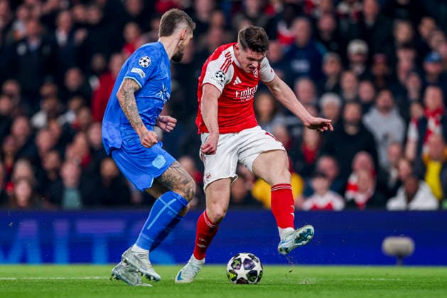 LONDON, ENGLAND - MARCH 17: Viktor Gyokeres of Arsenal passes the ball under pressure from Robert Andrich of Bayer 04 Leverkusen during the UEFA Champions League 2025 26 Round of 16 Second Leg match between Arsenal FC and Bayer 04 Leverkusen at Arsenal Stadium on March 17, 2026 in London, England.  Copyright: xRenexNijhuis MBxMediax