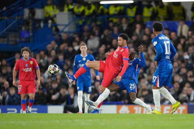 Chelsea v Paris Saint-Germain, Champions League Chelsea midfielder Moises Caicedo (25) tackles Paris Saint-Germain midfielder Warren Zaire-Emery (33) during the Champions League match between Chelsea and Paris Saint-Germain at Stamford Bridge, London, UK on 17 March 2026. London Stamford Bridge Greater London UK Editorial use only , Copyright: xStephenxFlynnx PSI-23910-0047