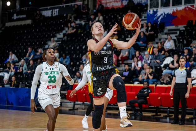 Basketball Villeurbanne 17.03.2026 Wommen™s Basketball World Cup 2026 Qualifying Tournament Nigeria (NIG) - Deutschland (GER) Emma Eichmeyer (Deutschland, No.09) Nicole Enabosi (Nigeria, No.33)