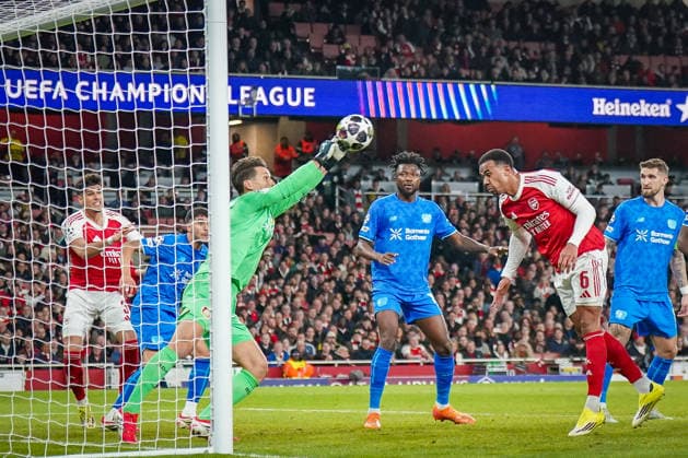 England: Fussball UEFA Champions League 2025 - 2026, Achtelfinale (Rückspiel) FC Arsenal London vs Bayer 04 Leverkusen - Emirates Stadium (London): Janis Blaswich (Bayer 04 Leverkusen, 28) am Ball Gabriel (Arsenal, 6) Copyright: xJOERANxSTEINSIEKx