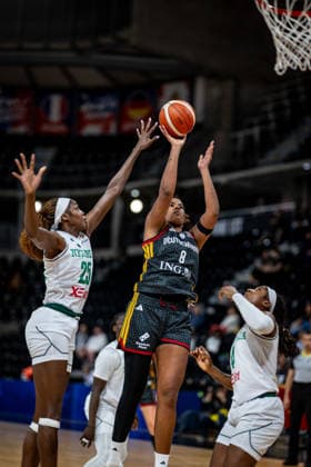 Basketball Villeurbanne 17.03.2026 Wommen™s Basketball World Cup 2026 Qualifying Tournament Nigeria (NIG) - Deutschland (GER) Nyara Sabally (Deutschland, No.08) Victoria Macaulay (Nigeria, No.25) li. Elizabeth Balogun (Nigeria, No.04)