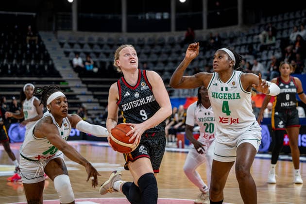 Basketball Villeurbanne 17.03.2026 Wommen™s Basketball World Cup 2026 Qualifying Tournament Nigeria (NIG) - Deutschland (GER) Emma Eichmeyer (Deutschland, No.09) Victoria Macaulay (Nigeria, No.25) Elizabeth Balogun (Nigeria, No.04)