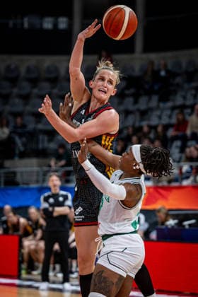 Basketball Villeurbanne 17.03.2026 Wommen™s Basketball World Cup 2026 Qualifying Tournament Nigeria (NIG) - Deutschland (GER) Leonie Fiebich (Deutschland, No.13) Ezinne Kalu (Nigeria, No.23)