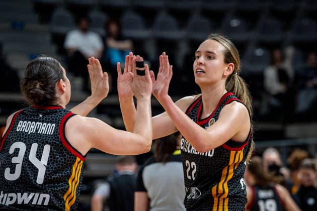 Basketball Villeurbanne 17.03.2026 Wommen™s Basketball World Cup 2026 Qualifying Tournament Nigeria (NIG) - Deutschland (GER) Frida Bühner (Deutschland, No.20) Patricia Brossmann (Deutschland, No.34) Jubel