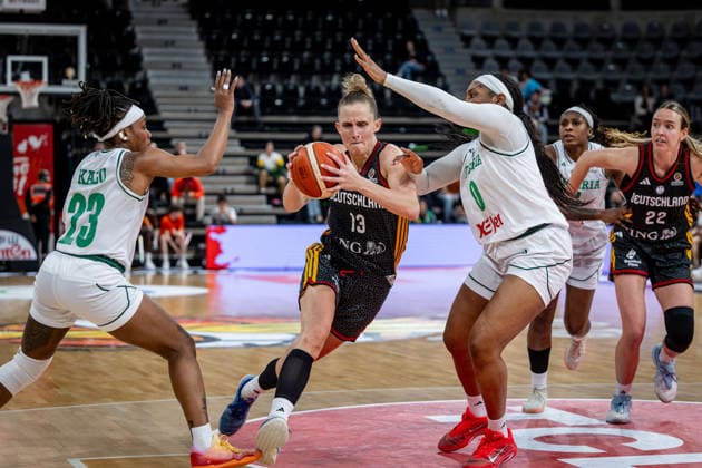 Basketball Villeurbanne 17.03.2026 Wommen™s Basketball World Cup 2026 Qualifying Tournament Nigeria (NIG) - Deutschland (GER) Leonie Fiebich (Deutschland, No.13) Amy Okonkwo (Nigeria, No.00) Ezinne Kalu (Nigeria, No.23)