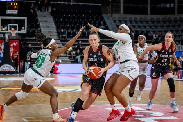 Basketball Villeurbanne 17.03.2026 Wommen™s Basketball World Cup 2026 Qualifying Tournament Nigeria (NIG) - Deutschland (GER) Leonie Fiebich (Deutschland, No.13) Amy Okonkwo (Nigeria, No.00) Ezinne Kalu (Nigeria, No.23)