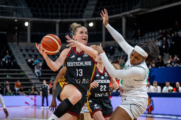 Basketball Villeurbanne 17.03.2026 Wommen™s Basketball World Cup 2026 Qualifying Tournament Nigeria (NIG) - Deutschland (GER) Leonie Fiebich (Deutschland, No.13) Amy Okonkwo (Nigeria, No.00)