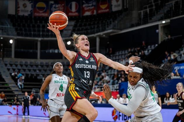 Basketball Villeurbanne 17.03.2026 Wommen™s Basketball World Cup 2026 Qualifying Tournament Nigeria (NIG) - Deutschland (GER) Leonie Fiebich (Deutschland, No.13) Amy Okonkwo (Nigeria, No.00)