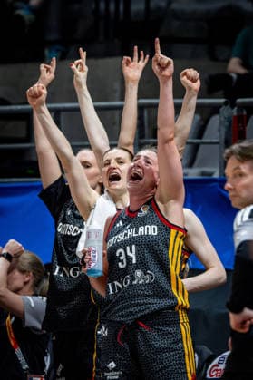 Basketball Villeurbanne 17.03.2026 Wommen™s Basketball World Cup 2026 Qualifying Tournament Nigeria (NIG) - Deutschland (GER) Jubel Deutschland Patricia Brossmann (Deutschland, No.34) Alina Hartmann (Deutschland, No.16) und andere