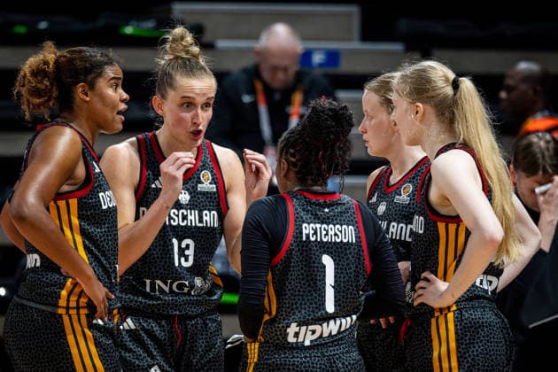Basketball Villeurbanne 17.03.2026 Wommen™s Basketball World Cup 2026 Qualifying Tournament Nigeria (NIG) - Deutschland (GER) Leonie Fiebich (Deutschland, No.13) Henriette Höfermann (Alba, No.08) li. Alexis Peterson (Deutschland, No.01) Emma Eichmeyer (Deutschland, No.09) Frida Bühner (Deutschland, No.20)