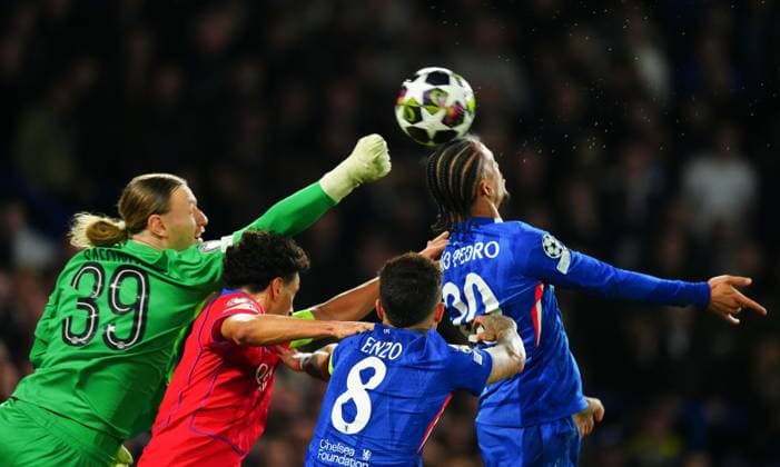 Joao Pedro of Chelsea heads on under pressure from PSG goalkeeper Matvey Safonov Chelsea v Paris Saint-Germain, UEFA Champions League, Round of 16, Second Leg, Football, Stamford Bridge, London, UK - 17 Mar 2026London Stamford Bridge United Kingdom EDITORIAL USE ONLY No use with unauthorised audio, video, data, fixture lists, club league logos or live services. Online in-match use limited to 120 images, no video emulation. No use in betting, games or single club league player publications.  Copyright: xJavierxGarcia Shutterstockx 16776377z