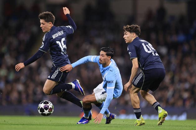 Football - UEFA Champions League - Round of 16 (2nd Leg) - Manchester City v Real Madrid 17th March 2026 - UEFA Champions League - Round of 16 (2nd Leg) - Manchester City v Real Madrid - Arda Guler of Real Madrid (L) and Thiago Pitarch of Real Madrid (R) battle with Tijjani Reijnders of Manchester City - Photo: Simon Stacpoole Offside. Manchester UK Copyright: xSimonxStacpoolexOffside
