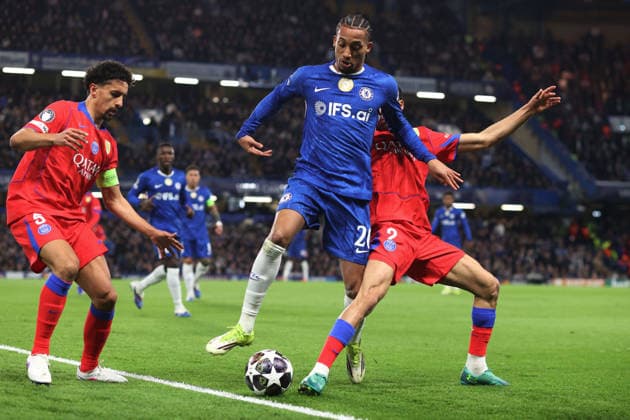 Chelsea v PSG 17 March 2026, London - UEFA Champions League, Round of Sixteen, 2nd Leg - Chelsea v Paris Saint-Germain - Joao Pedro of Chelsea goes down under pressure from Marquinhos and Achraf Hakimi of PSG - Photo: Charlotte Wilson Offside. London UK Copyright: xCharlottexWilsonx xOffsidexOffside