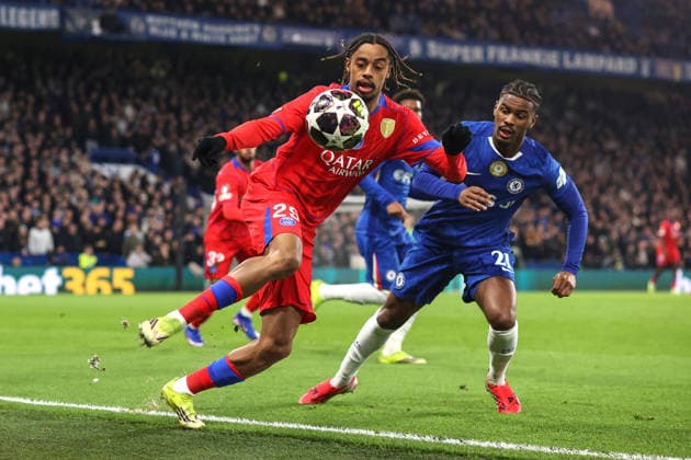 Chelsea v PSG 17 March 2026, London - UEFA Champions League, Round of Sixteen, 2nd Leg - Chelsea v Paris Saint-Germain - Bradley Barcola of PSG and Jorrel Hato of Chelsea - Photo: Charlotte Wilson Offside. London UK Copyright: xCharlottexWilsonx xOffsidexOffside