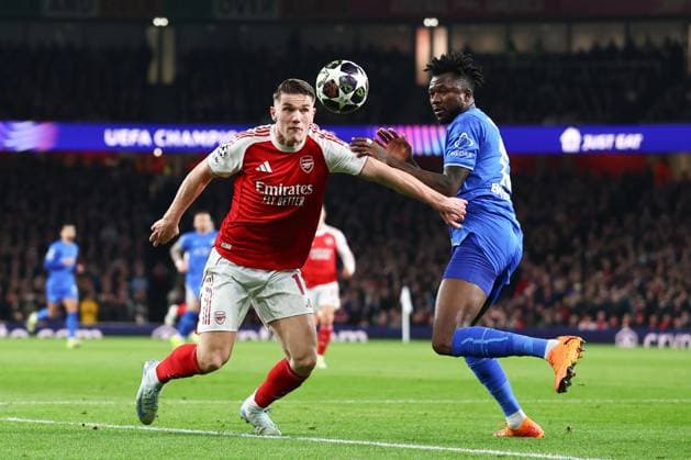 Viktor Gyokeres of Arsenal under pressure from Edmond Tapsoba of Bayer Leverkusen Arsenal v Bayer 04 Leverkusen, UEFA Champions League, Round of 16, Second Leg, Football, Emirates Stadium, London, UK - 17 Mar 2026London Emirates Stadium United Kingdom EDITORIAL USE ONLY No use with unauthorised audio, video, data, fixture lists, club league logos or live services. Online in-match use limited to 120 images, no video emulation. No use in betting, games or single club league player publications. Copyright: xSimonxDael Shutterstockx 16776376ba