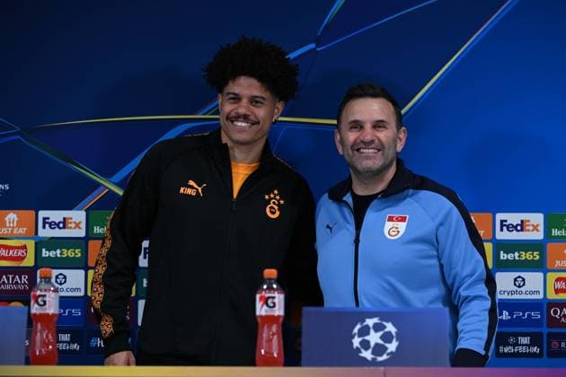 Ahead of Liverpool v Galatasaray - UEFA Champions League LIVERPOOL, UNITED KINGDOM - MARCH 17: Head coach Okan Buruk (R) of Galatasaray and his player Gabriel Sara (L) pose for a photo during the press conference, PK, Pressekonferenz ahead of the UEFA Champions League Round of 16 rematch against Liverpool at Anfield Stadium in Liverpool, United Kingdom, on March 17, 2026. Rasid Necati Aslim Anadolu Liverpool United Kingdom. Editorial use only. Please get in touch for any other usage.  Copyright: x2026xAnadoluxRasidxNecatixAslimx