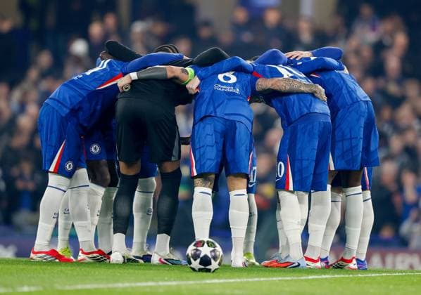 Chelsea players in a huddle before kick off but the ball isn t below them being shown respect like the previous game Chelsea v Paris Saint Germain, Football, UEFA Champions League Round of 16 2nd Leg, Stanford Bridge, Chelsea, London - UK, 17 03 2026 Editorial use only  Copyright: xMattxImpey Shutterstockx 16778767aj