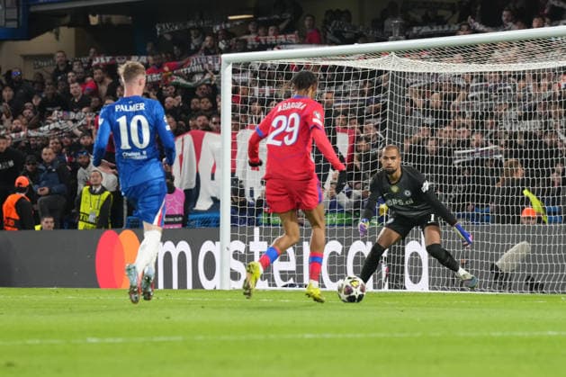 Chelsea v Paris Saint-Germain, Champions League Chelsea goalkeeper Robert Sanchez (1) prepares to make a save form Paris Saint-Germain forward Bradley Barcola (29) during the Champions League match between Chelsea and Paris Saint-Germain at Stamford Bridge, London, UK on 17 March 2026. London Stamford Bridge Greater London UK Editorial use only , Copyright: xStephenxFlynnx PSI-23910-0082