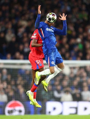 Chelsea v Paris Saint Germain, UEFA Champions League, Round of 16, Second Leg Stamford Bridge, London, UK - 17 03 2026 Joao Pedro of Chelsea and William Pacho of Paris Saint-Germain challenge for a header during the UEFA Champions League round of 16 game at Stamford Bridge London Stamford Bridge London GBR, UK NEWSPAPERS OUT Copyright: xMarkxGreenwoodx
