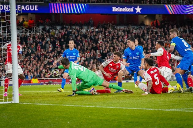 England: Fussball UEFA Champions League 2025 - 2026, Achtelfinale (Rückspiel) FC Arsenal London vs Bayer 04 Leverkusen - Emirates Stadium (London): Janis Blaswich (Bayer 04 Leverkusen, 28) am Ball Copyright: xJOERANxSTEINSIEKx