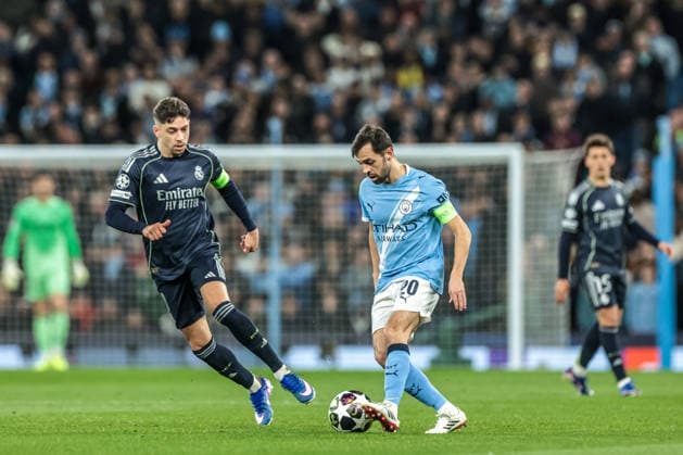 Manchester City FC v Real Madrid CF - UEFA Champions League 2025 26 Round of 16 Second Leg Bernardo Silva of Manchester City passes the ball during the UEFA Champions League last 16 second leg match between Manchester City and Real Madrid at The City of Manchester Stadium in Manchester, United Kingdom, on March 17, 2026. Manchester Greater Manchester United, ManU Kingdom  Copyright: xNewsxImagesx originalFilename:cosgrove-uefacham260317_npF7B.jpg