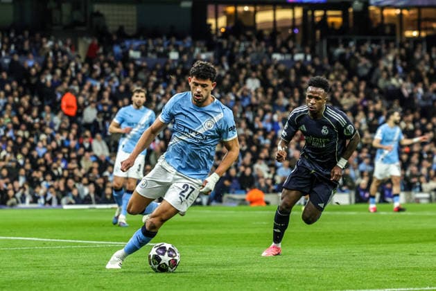 Manchester City FC v Real Madrid CF - UEFA Champions League 2025 26 Round of 16 Second Leg Matheus Nunes of Manchester City controls the ball under pressure from Vinicius Junior of Real Madrid during the UEFA Champions League last 16 second leg match between Manchester City and Real Madrid at The City of Manchester Stadium in Manchester, United Kingdom, on March 17, 2026. Manchester Greater Manchester United, ManU Kingdom  Copyright: xNewsxImagesx originalFilename:cosgrove-uefacham260317_npLuo.jpg