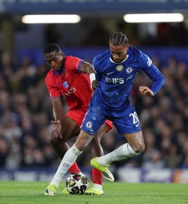 LONDON, ENGLAND, MARCH 16: Joao Pedro of Chelsea battles for the ball with William Pacho of Paris Saint-Germain during the match between Chelsea FC and Paris Saint-Germain FC in the UEFA Champions League, Round of 16, 2nd Leg match at Stamford Bridge Stadium in London, England, on March 17. (Photo by Daniel Weir)  Copyright: xDanielxWeir SportsxPressxPhotox Sportspressphoto_SPR112869