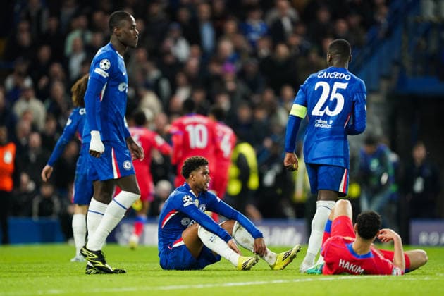 Chelsea v Paris Saint-Germain, UEFA Champions League Trevoh Chalobah of Chelsea, Andrey Santos of Chelsea and MoisÃ s Caicedo of Chelsea look dejected after Senny Mayulu of Paris Saint-Germain s goal to make it 0-3 during the Chelsea v Paris Saint-Germain UEFA Champions League, Round of 16, 2nd Leg match at Stamford Bridge, London, England on 17 March 2026 Credit: Dylan Hepworth Every Second Media Editorial use only. All images are copyright Every Second Media Limited. No images may be reproduced without prior permission. Copyright: xIMAGO EveryxSecondxMediax ESM-1863-0045 DylanxHepworthx xEveryxSecondxMediax