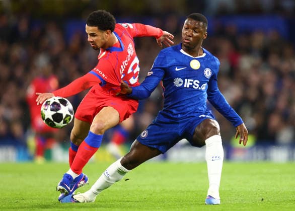 Chelsea v Paris Saint Germain, UEFA Champions League, Round of 16, Second Leg Stamford Bridge, London, UK - 17 03 2026 Warren Zaire-Emery of Paris Saint-Germain shields the ball from MoisÃ s Caicedo of Chelsea during the UEFA Champions League round of 16 game at Stamford Bridge London Stamford Bridge London GBR, UK NEWSPAPERS OUT Copyright: xMarkxGreenwoodx
