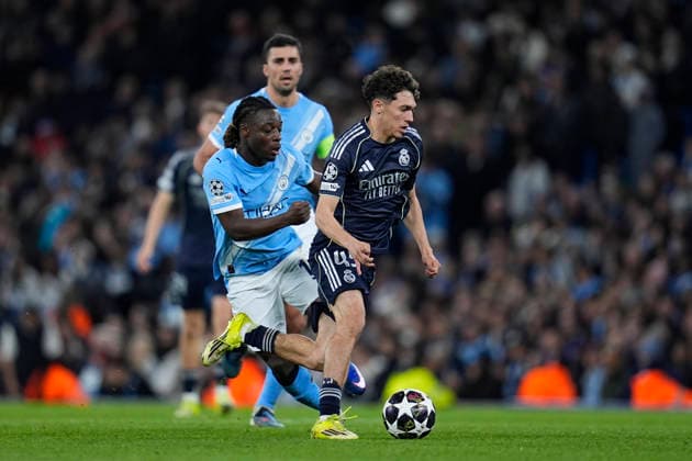March 17, 2026, Manchester, Manchester, England: Thiago Pitarch of Real Madrid CF and Jeremy Doku of Manchester City in action during the UEFA Champions League 2025 26 Round of 16 Second Leg match between Manchester City and Real Madrid C.F. at Etihad Stadium on March 17, 2026, in Manchester, England. Manchester England - ZUMAa181 20260317_zaa_a181_214 Copyright: xDennisxAgyemanx