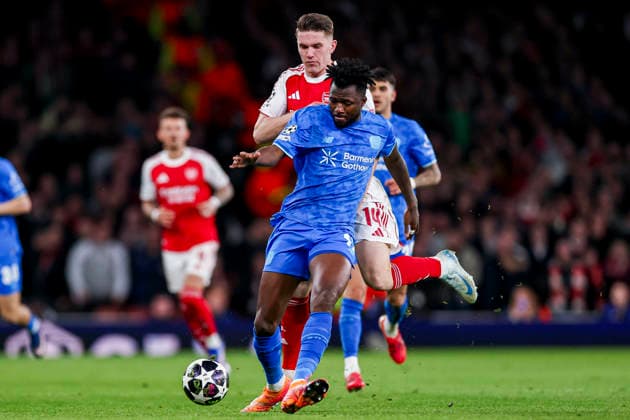LONDON, ENGLAND - MARCH 17: Edmond Tapsoba of Bayer 04 Leverkusen passes the ball under pressure from Viktor Gyokeres of Arsenal during the UEFA Champions League 2025 26 Round of 16 Second Leg match between Arsenal FC and Bayer 04 Leverkusen at Arsenal Stadium on March 17, 2026 in London, England.  Copyright: xRenexNijhuis MBxMediax