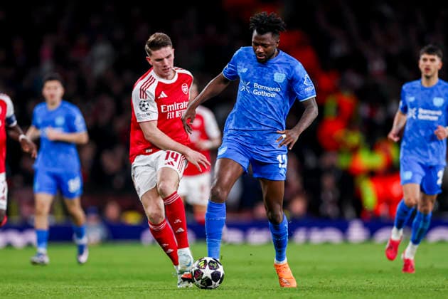 LONDON, ENGLAND - MARCH 17: Edmond Tapsoba of Bayer 04 Leverkusen dribbles with the ball under pressure from Viktor Gyokeres of Arsenal during the UEFA Champions League 2025 26 Round of 16 Second Leg match between Arsenal FC and Bayer 04 Leverkusen at Arsenal Stadium on March 17, 2026 in London, England.  Copyright: xRenexNijhuis MBxMediax