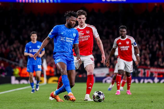 LONDON, ENGLAND - MARCH 17: Edmond Tapsoba of Bayer 04 Leverkusen passes the ball under pressure from Declan Rice of Arsenal during the UEFA Champions League 2025 26 Round of 16 Second Leg match between Arsenal FC and Bayer 04 Leverkusen at Arsenal Stadium on March 17, 2026 in London, England.  Copyright: xRenexNijhuis MBxMediax