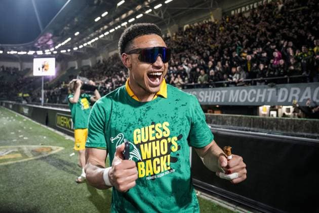 THE HAGUE - Steven van der Sloot of ADO Den Haag celebrates the return to the Eredivisie with the Silver Shield following the Keuken Kampioen Divisie match between ADO Den Haag and Jong FC Utrecht at the WerkTalent Stadion on March 17, 2026, in The Hague, the Netherlands. TOBIAS KLEUVER ANP xVIxANPxSportx xxANPxIVx 553664353 originalFilename: 553664353.jpg