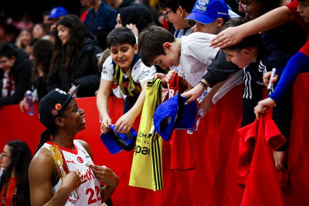 Turkiye vs Hungary Women s Basketball World Cup 2026 Qualifying Tournaments Kennedy Burke of Turkiye national team, Nationalteam talks with young fans in the stands during the Women s Basketball World Cup 2026 Qualifying Tournaments Group Phase - Group A between Turkiye National Team and Hungary National Team at Turkcell Basketball Development Center on March 17, 2026 in Istanbul, Turkey. Istanbul Istanbul Turkey Copyright: xBurakxBasturkx