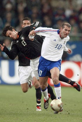 Germany V France, International Friendly, Länderspiel, Nationalmannschaft Zinedine Zidane of France and Michael Ballack of Germany challenge during the International Friendly match between Germany and France at The Arena Auf Schalke on November 15, 2003 in Gelsenkirchen, Germany. Gelsenkirchen The Arena Auf Schalke Germany Germany Copyright: xAllstarxPicturexLibraryxLtdx