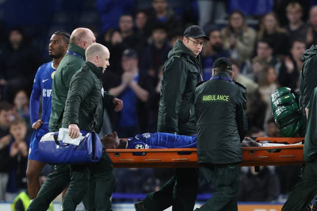 LONDON, ENGLAND, MARCH 16: Trevoh Chalobah of Chelsea is carried off the pitch injured on a stretcher by medical staff during the match between Chelsea FC and Paris Saint-Germain FC in the UEFA Champions League, Round of 16, 2nd Leg match at Stamford Bridge Stadium in London, England, on March 17. (Photo by Daniel Weir)  Copyright: xDanielxWeir SportsxPressxPhotox Sportspressphoto_SPR112998