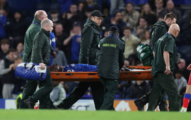 LONDON, ENGLAND, MARCH 16: Trevoh Chalobah of Chelsea is carried off the pitch injured on a stretcher by medical staff during the match between Chelsea FC and Paris Saint-Germain FC in the UEFA Champions League, Round of 16, 2nd Leg match at Stamford Bridge Stadium in London, England, on March 17. (Photo by Daniel Weir)  Copyright: xDanielxWeir SportsxPressxPhotox Sportspressphoto_SPR112999
