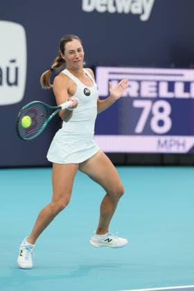 MIAMI GARDENS, FLORIDA - MARCH 17: McCartney Kessler of the United States defeats Magdalena Frech of Poland during their match on day 1 of the Miami Open at Hard Rock Stadium on March 17, 2026 in Miami Gardens, Florida. People: McCartney Kessler Copyright: xhoo-me.com MediaPunchx