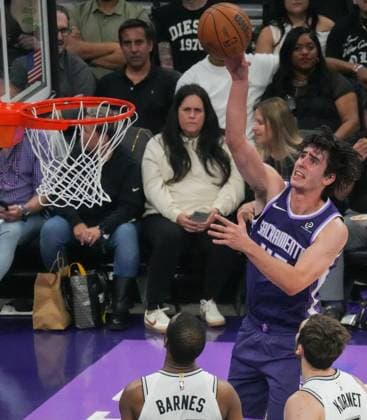 (260318) -- SACRAMENTO, March 18, 2026 -- Maxime Raynaud (top R) of Sacramento Kings shoots during the 2025-2026 NBA, Basketball Herren, USA regular season game between Sacramento Kings and San Antonio Spurs in Sacramento, the United States, March 17, 2026. (Photo by Sun Yuxuan Xinhua) (SP)U.S.-SACRAMENTO-BASKETBALL-NBA-KINGS VS SPURS WuxXiaoling 