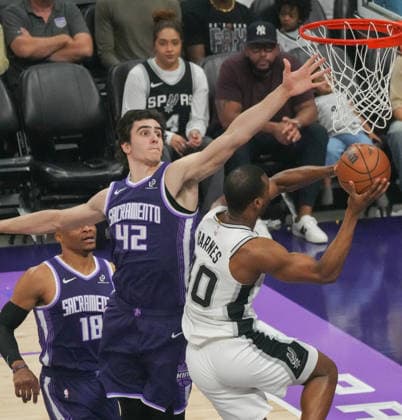 (260318) -- SACRAMENTO, March 18, 2026 -- Maxime Raynaud (front L) of Sacramento Kings defends Harrison Barnes (front R) of San Antonio Spurs during the 2025-2026 NBA, Basketball Herren, USA regular season game between Sacramento Kings and San Antonio Spurs in Sacramento, the United States, March 17, 2026. (Photo by Sun Yuxuan Xinhua) (SP)U.S.-SACRAMENTO-BASKETBALL-NBA-KINGS VS SPURS WuxXiaoling 