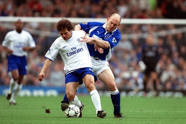 Everton V Chelsea, Premier League Thomas Gravesen of Everton and Gianfranco Zola of Chelsea challenge during the Premier League match between Everton and Chelsea at Goodison Park on November 18, 2001 in Liverpool, England. Liverpool Goodison Park England United Kingdom Copyright: xAllstarxPicturexLibraryxLtdx