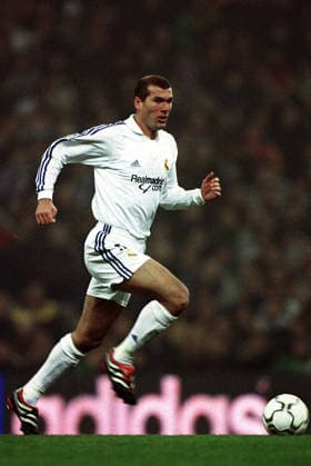 Real Madrid Cf V Osasuna, La Liga Zinedine Zidane of Real Madrid Cf on the ball during the La Liga match between Real Madrid Cf and Osasuna at Santiago Bernabeu on December 1, 2001 in Madrid, Spain. Madrid Santiago Bernabeu Spain Spain Copyright: xAllstarxPicturexLibraryxLtdx