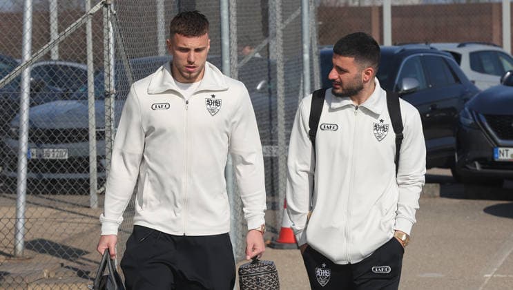 Stuttgart , Abflug VfB Stuttgart zum Europa League Spiel in Porto , von links: Ermedin Demirovic Deniz Undav