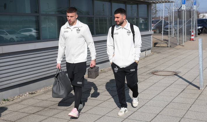 Stuttgart , Abflug VfB Stuttgart zum Europa League Spiel in Porto , von links: Ermedin Demirovic Deniz Undav