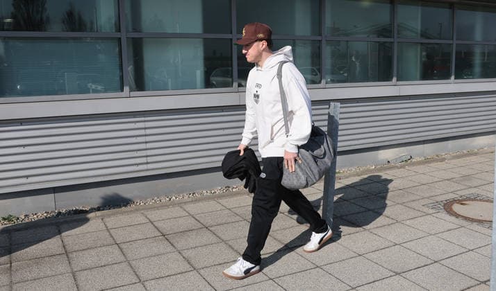 Stuttgart , Abflug VfB Stuttgart zum Europa League Spiel in Porto , Angelo Stiller