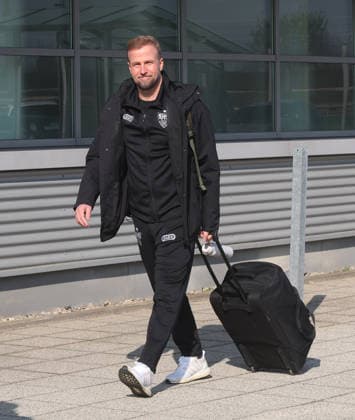 Stuttgart , Abflug VfB Stuttgart zum Europa League Spiel in Porto , Sebastian Hoeneß